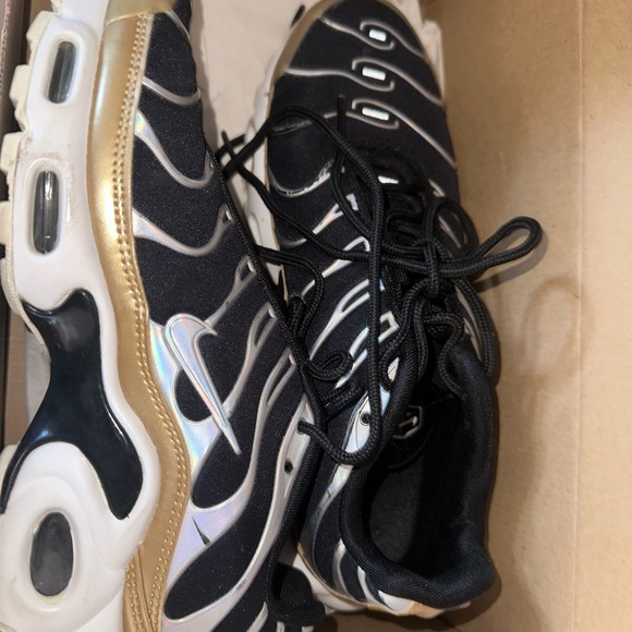 Sneakers - Picture 4 of 10